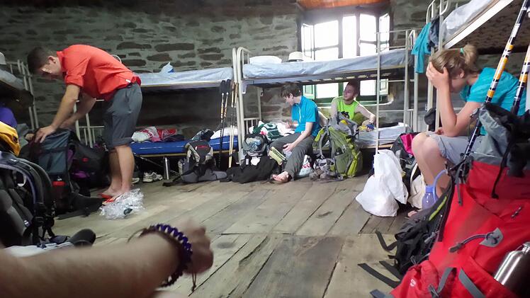 Die Schülergruppe hat in Pilgerherbergen geschlafen. Sie haben auf ihren heimischen Luxus verzichtet und die Klamotten täglich mit der Hand gewaschen.