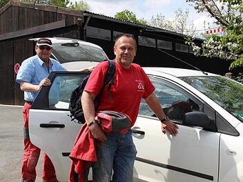 Burkhard Reh (rechts) wünscht sich seit langem einen Pendlerparkplatz bei Thurnau. Er trifft sich an der A 70 mit Kollegen, um gemeinsam zu den Baustellen weiterzufahren. Foto: Katharina Müller-Sanke
