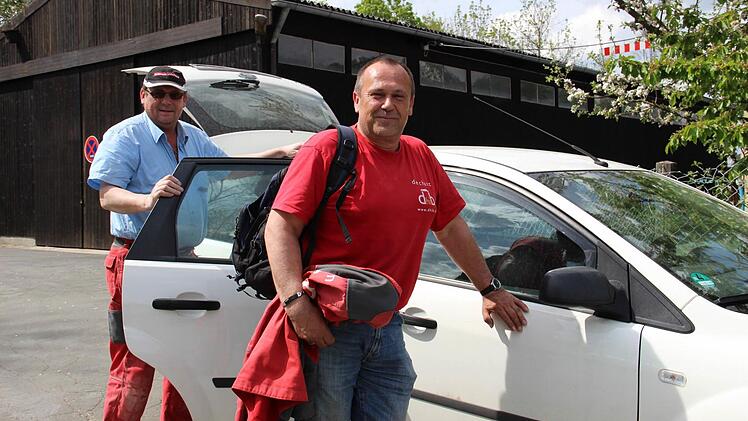 Burkhard Reh (rechts) wünscht sich seit langem einen Pendlerparkplatz bei Thurnau. Er trifft sich an der A 70 mit Kollegen, um gemeinsam zu den Baustellen weiterzufahren. Foto: Katharina Müller-Sanke