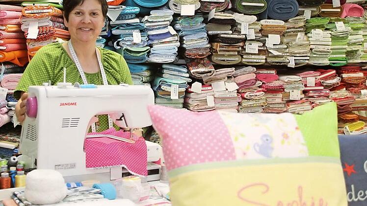 Auf spezielle Kundenwünsche geht Claudia Eichhorn in ihrem "Ideenreich" in der Webergasse ein. So werden Kissen mit Namen bestickt.