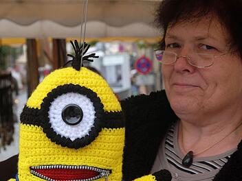 Minions in allen möglichen Formen sind bei Kindern zurzeit angesagt. "Die Minions sind Handarbeit gefertigte Unikate aus reiner Wolle", beschreibt Elke Müller dieses Exemplar an ihrem Stand. Foto: Gerd Schaar