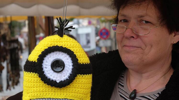 Minions in allen möglichen Formen sind bei Kindern zurzeit angesagt. "Die Minions sind Handarbeit gefertigte Unikate aus reiner Wolle", beschreibt Elke Müller dieses Exemplar an ihrem Stand. Foto: Gerd Schaar
