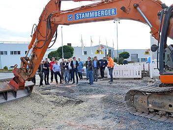 Es geht voran mit der Rudolf-Diesel-Straße. Davon überzeugte sich der Bausenat bei seiner Besichtigungstour. Foto: Rainer Lutz