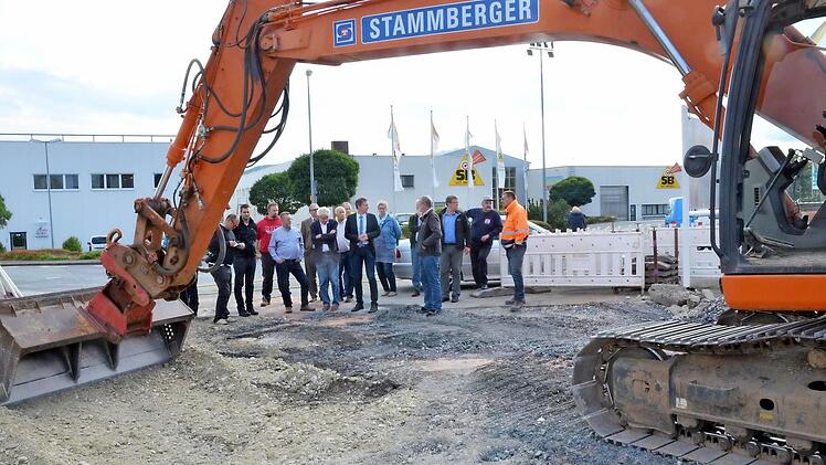 Es geht voran mit der Rudolf-Diesel-Straße. Davon überzeugte sich der Bausenat bei seiner Besichtigungstour. Foto: Rainer Lutz