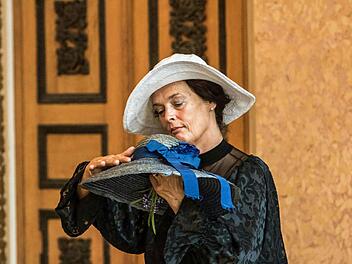Sie liebt es bunt: Gabriela Künzler als Königin Malwida in "Die KJönigin der Farben. Foto: Jochen Berger