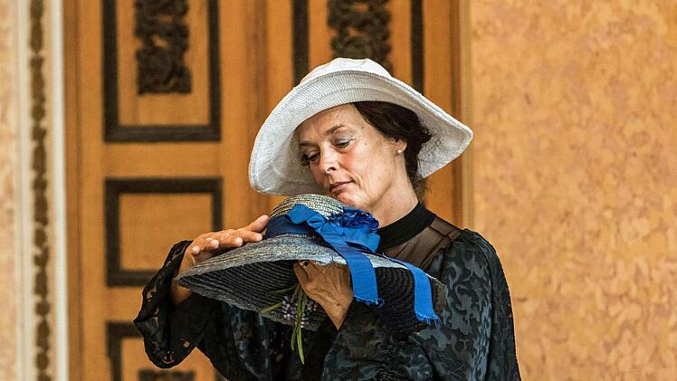 Sie liebt es bunt: Gabriela Künzler als Königin Malwida in "Die KJönigin der Farben. Foto: Jochen Berger