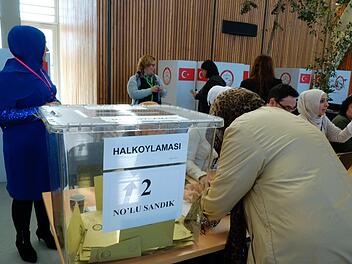 Die ersten der rund 65.000 türkischen Wahlberechtigten haben am Montag in Fürth abgestimmt. Foto: Nikolas Pelke