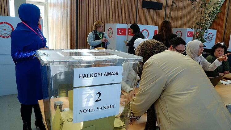 Die ersten der rund 65.000 türkischen Wahlberechtigten haben am Montag in Fürth abgestimmt. Foto: Nikolas Pelke