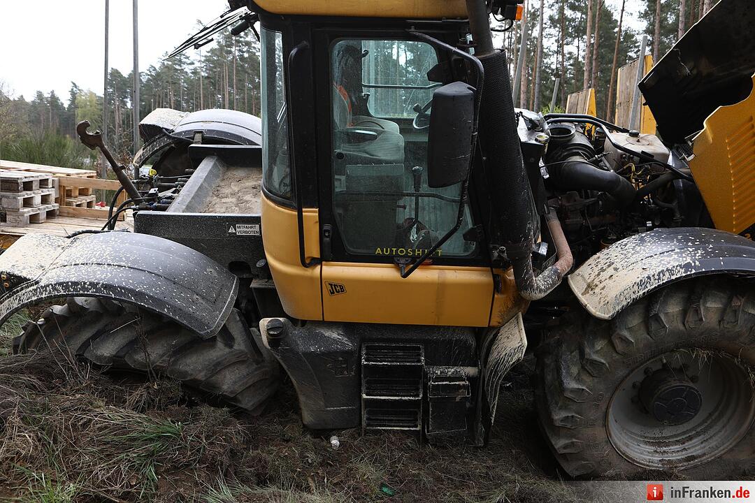 Golf kollidiert mit Traktor: 49-Jährige schwer verletzt