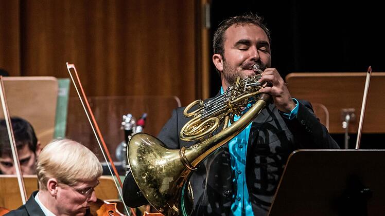 Unter Leitung seines neuen Ersten Kapellmeisters Johannes Braun beeindruckte das Philharmonische Orchester des Landestheater beim Konzert im Kongresshaus.Foto: Jochen Berger