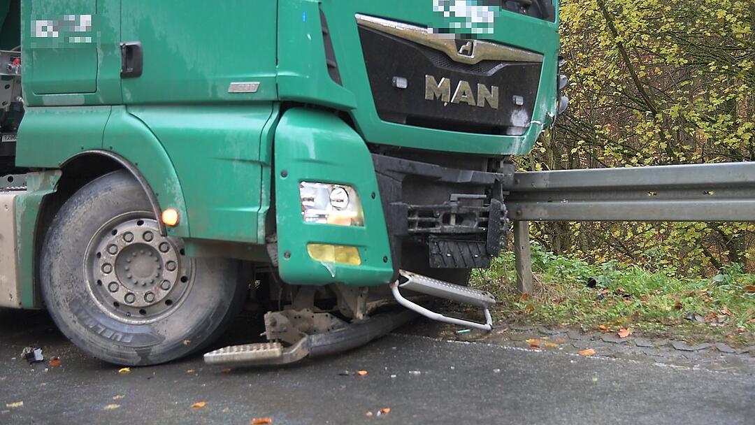 Helmstadt: Auto schleudert in Lastwagen - Fahrerin stirbt