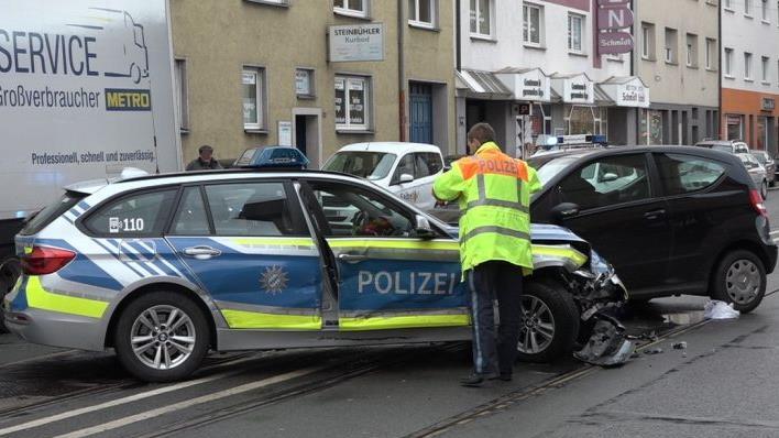 Am Dienstagnachmittag kam es in der Nürnberger Südstadt zu einem schweren Unfall, in den auch ein Polizeiauto verwickelt war. Die Kreuzung ist gesperrt.  Foto: NEWS5 / Friedrich