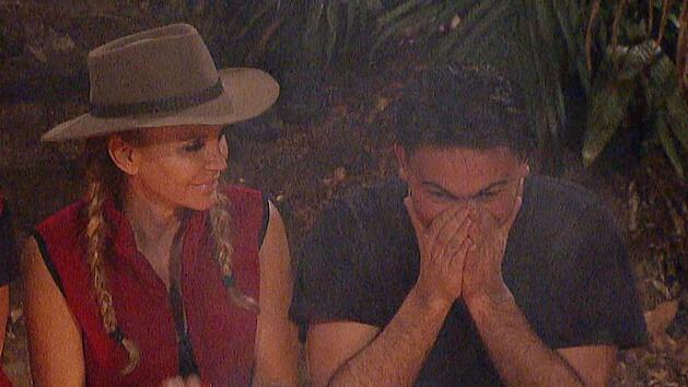 Die zwei Franken sitzen zusammen am Lagerfeuer, als Matthias die bewegende Nachricht bekommt. Foto: MG RTL D