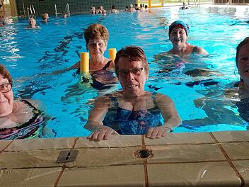 Überzeugungstäter: Die Frauen aus Eltmann und Limbach steuern einmal in der Woche zum Warmwasserbadetag das Zeiler Schwimmbad an (von links): Maria Seifert, Antonia Schuhmann (mit Schwester Emma, beide aus Limbach), Renate Rether, Andrea Neuß, Resi Wolf und Christine Werb.