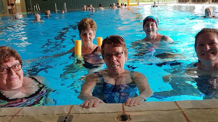 Überzeugungstäter: Die Frauen aus Eltmann und Limbach steuern einmal in der Woche zum Warmwasserbadetag das Zeiler Schwimmbad an (von links): Maria Seifert, Antonia Schuhmann (mit Schwester Emma, beide aus Limbach), Renate Rether, Andrea Neuß, Resi Wolf und Christine Werb.