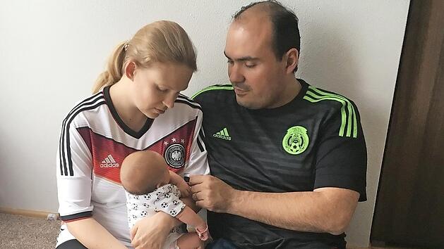 Sandra Krämer und Alejandro Perez drücken zwar verschiedenen Mannschaften die Daumen, die kleine Elisa trägt aber noch einen neutralen Strampler zur WM.  Foto: privat