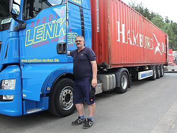 Michael Lenker muss ab 1. Juli für jede Fahrt seiner Lkw tiefer in die Tasche greifen. Denn auf dem Weg zu ihren Zielen geht es für die 20 Fahrzeuge von Stockheim aus  praktisch immer über eine Bundesstraße. Und diese sind dann mautpflichtig.  Foto: Andreas Schmitt