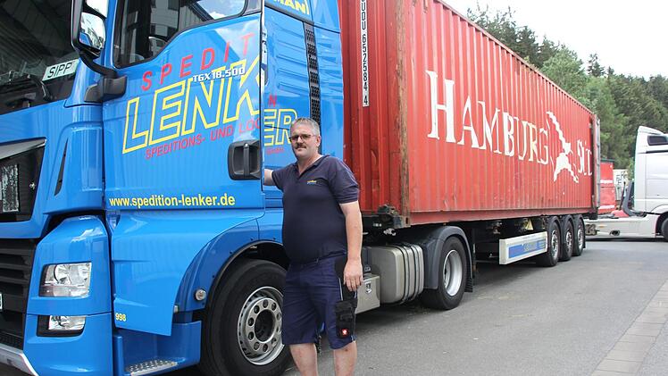 Michael Lenker muss ab 1. Juli für jede Fahrt seiner Lkw tiefer in die Tasche greifen. Denn auf dem Weg zu ihren Zielen geht es für die 20 Fahrzeuge von Stockheim aus  praktisch immer über eine Bundesstraße. Und diese sind dann mautpflichtig.  Foto: Andreas Schmitt