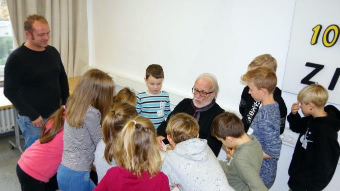 Die Kinder schauten aufmerksam zu, als ihnen Fred Bossie den Trick mit dem Geldschein-Verschwinden in einem Getränkepack vorführte.