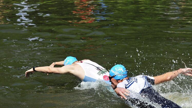 Nach einer Runde schwimmen mussten die Teilnehmer kurz einen Landgang absolvieren, ehe es auf die zweite Runde im Wasser ging.  Foto: Karl Heinz Weber