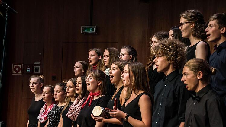 Sehr überzeugende Leistungen boten die Chöre und Instrumentalensembles des Gymnasiums Albertinum bei der sommerlichen Serenade vor zahlreichen Zuhörern im Coburger Kongresshaus Rosengarten.Foto: Jochen Berger