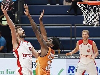 David Kravish (l.) wirft über den Ulmer Aric Holman hinweg. Der Bamberger Center kam in 27 Minuten Einsatzzeit auf 13 Punkte, sieben Rebounds, zwei Blocks und zwei Assists. Foto: Daniel Löb