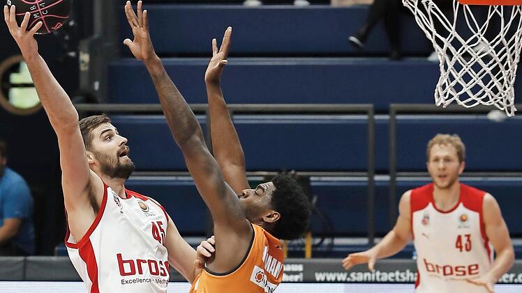 David Kravish (l.) wirft über den Ulmer Aric Holman hinweg. Der Bamberger Center kam in 27 Minuten Einsatzzeit auf 13 Punkte, sieben Rebounds, zwei Blocks und zwei Assists. Foto: Daniel Löb