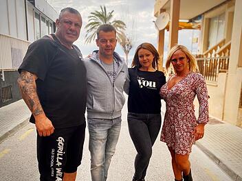 Die Himmelkroner Damaris Rosa und Matthias Bender (Mitte) sind nach Mallorca ausgewandert und dort die neuen Pächter des "Iron Diner" von Caro und Andreas Robens. Foto: privat