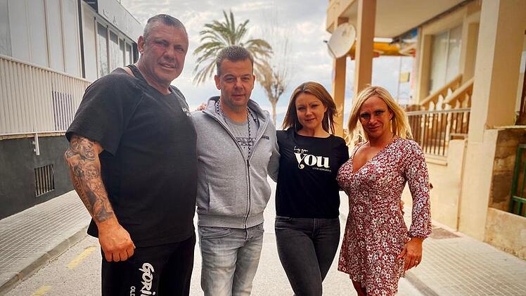 Die Himmelkroner Damaris Rosa und Matthias Bender (Mitte) sind nach Mallorca ausgewandert und dort die neuen Pächter des "Iron Diner" von Caro und Andreas Robens. Foto: privat