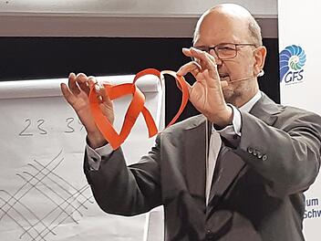 Prof. Dr. Albrecht Beutelspacher zeigt in Ebermannstadt einen Versuch zur Eröffnung der Mathematikausstellung.