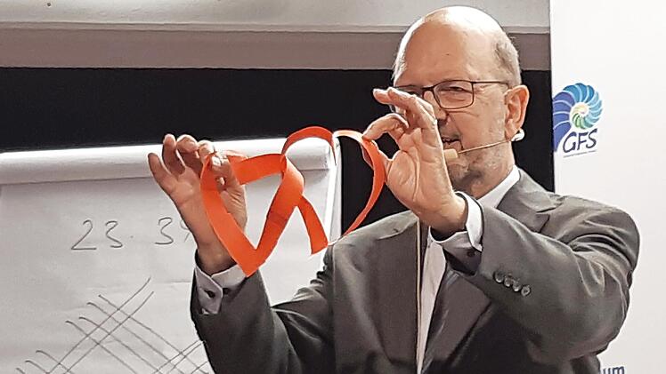 Prof. Dr. Albrecht Beutelspacher zeigt in Ebermannstadt einen Versuch zur Eröffnung der Mathematikausstellung.