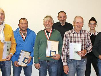 Die Eigenheimervereinigung Sulzthal ehrte langjährige Mitglieder (von links) Engelbert Schmitt, Norbert Schmitt, Kurt Bischoff, Klaus Keller, Vorsitzender Andreas Schuldheis, Berthold Eberlein, 2. Vorsitzende Nathalie Raab-Michele, Konrad Weingart...
