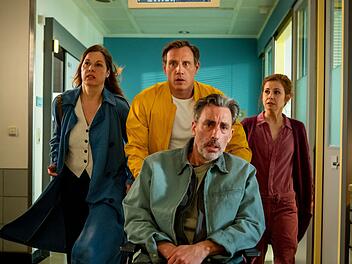 Hanne (Sandrine Mittelst&auml;dt, links) ist in gro&szlig;er Sorge um ihren kranken Mann Jens M&ouml;ller (Alexander Schubert, vorne). K&ouml;nnen Dr. Neiss (Patrick Kalupa) und Charlie (Josefine Preu&szlig;) ihm helfen?