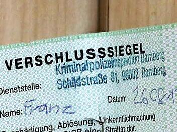 Die Polizei versiegelte die Tür des Tatortes. Foto: Matthias Hoch/Arrchiv