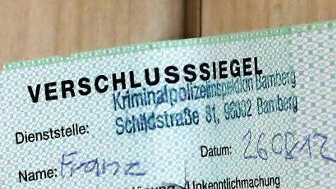 Die Polizei versiegelte die Tür des Tatortes. Foto: Matthias Hoch/Arrchiv