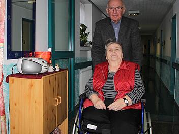 Regelmäßig besucht Herbert Stamm das Seniorenheim Haus Waldenfels. Er bringt vor allem eines mit: Zeit. Zum Beispiel für Katharina Haner, die durch eine schwere Krankheit ihr Bein verloren hat. Foto: Ulrike Müller