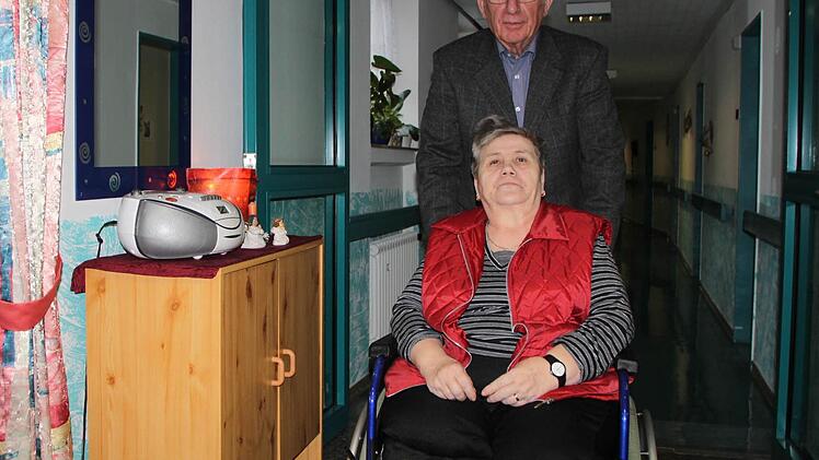 Regelmäßig besucht Herbert Stamm das Seniorenheim Haus Waldenfels. Er bringt vor allem eines mit: Zeit. Zum Beispiel für Katharina Haner, die durch eine schwere Krankheit ihr Bein verloren hat. Foto: Ulrike Müller