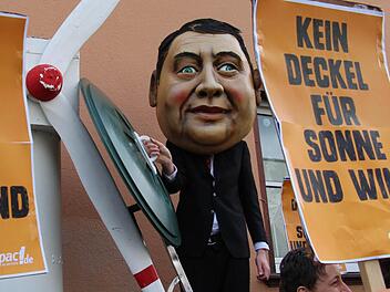 Energiewende-Befürworter protestieren beim Besuch von Bundesminister Sigmar Gabriel in Erlangen. Sie fürchten eine Aufweichung des EEG. Foto: Christian Bauriedel