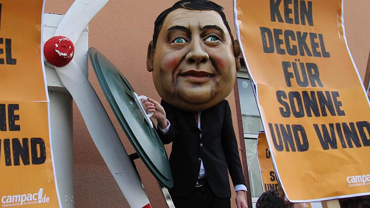 Energiewende-Befürworter protestieren beim Besuch von Bundesminister Sigmar Gabriel in Erlangen. Sie fürchten eine Aufweichung des EEG. Foto: Christian Bauriedel