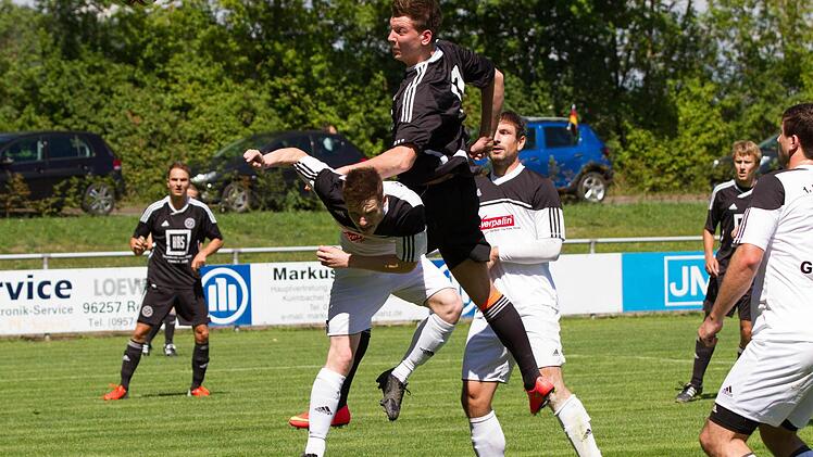 Hoch über dem Redwitzer Makus Mex (links) komm der Kirchenlaibacher Angreifer Hannes Küfner zum Kopfball.
