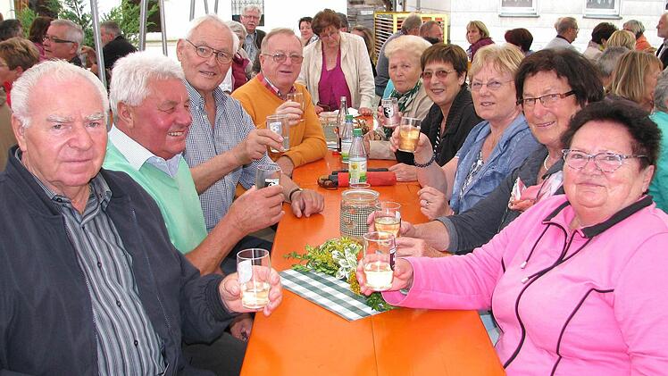 Schöne Musik, dazu ein Glas Wein: Auch diese Ebelsbacher Gäste ließen es sich auf dem "Stabacher Weinfest" so richtig gut gehen. Foto: Ralf Naumann