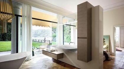 Badewannen stehen inzwischen gerne mal mitten im Raum, und Waschtische kommen an Trennwände, wie Burgbad etwa zeigt. Die Raumgrenzen von Schlafzimmer zu Badezimmer verschmelzen auf diese Weise. Foto: Burgbad