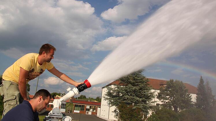 Christian Schulz und Michael Liebl beim Üben mit der Wasserwurfanlage des 2014 in Betrieb genommenen Tanklöschfahrzeugs 4000 der Staffelsteiner Feuerwehr. Archivbild: Matthias Einwag