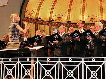 Dipl. Musiklehrerin Ilona Seufert dirigiert seit 2015 den Landkreismännerchor.  Foto: Werner Vogel