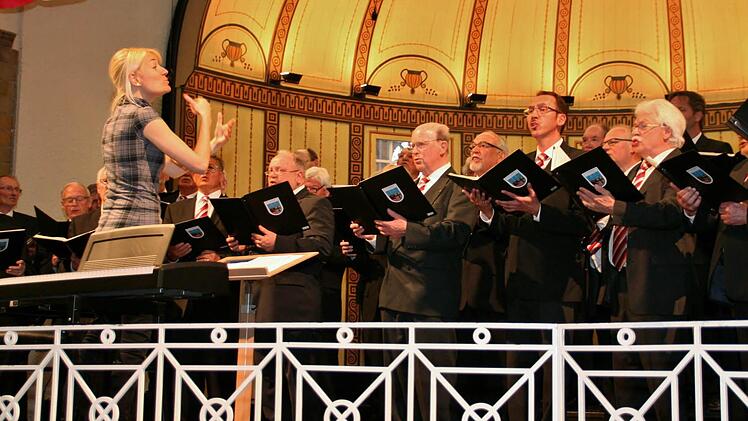 Dipl. Musiklehrerin Ilona Seufert dirigiert seit 2015 den Landkreismännerchor.  Foto: Werner Vogel