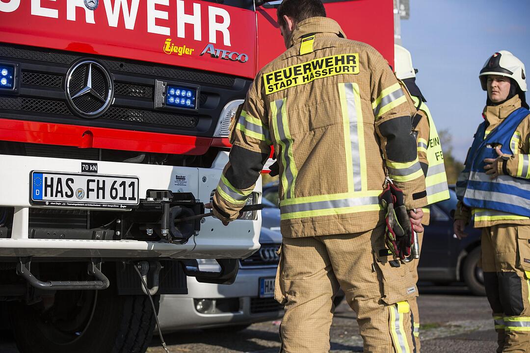 Auto versinkt in Hassfurt im Main