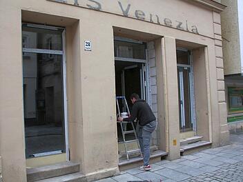 An der Seite zur Hauptstraße hin wurden neue Türen und neue Fenster eingebaut. Foto: Josef Hofbauer