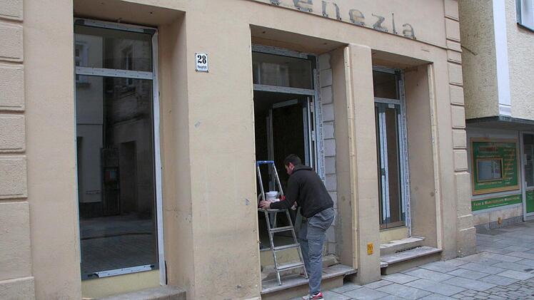 An der Seite zur Hauptstraße hin wurden neue Türen und neue Fenster eingebaut. Foto: Josef Hofbauer