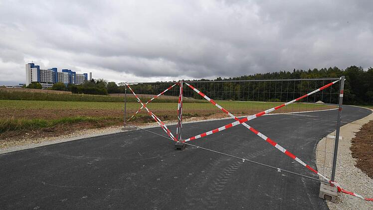 Sie ist geteert und sieht fast nach "echter" Straße aus. Aber: Es handelt sich um eine reine Baustellenzufahrt, die für den Verkehr nicht freigegeben ist. In wenigen Wochen beginnt der Bau der vierten Bettenturms am Klinikum am Bruderwald. Foto: Ronald Rinklef