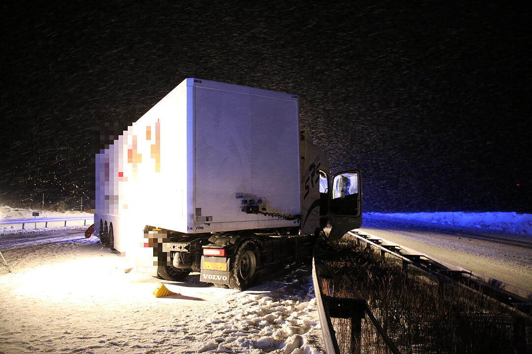 Lkw prallt auf A9 in Unfallstelle